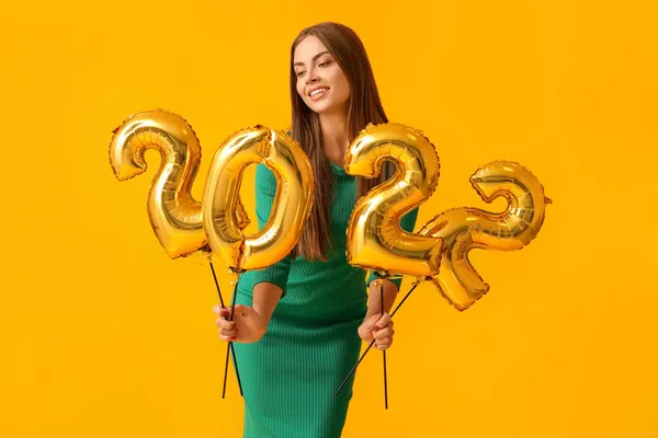 Beautiful Young Woman Balloons Shape Figure 2022 Yellow Background — Stock Photo, Image