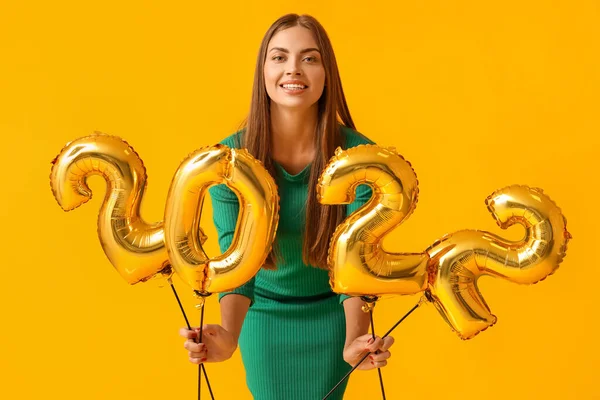 Mulher Bonita Com Balões Forma Figura 2022 Fundo Amarelo — Fotografia de Stock