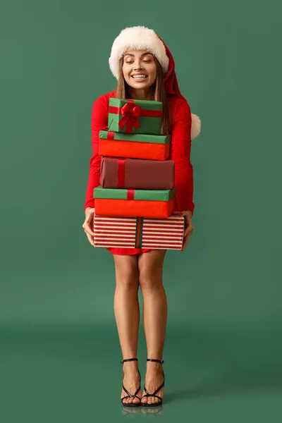 Hermosa Joven Sombrero Santa Con Regalos Navidad Sobre Fondo Verde —  Fotos de Stock