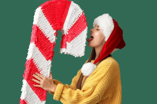 Mooie Jonge Vrouw Santa Hoed Met Snoep Stok Pinata Groene — Stockfoto