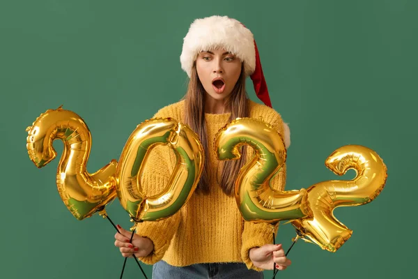 Jeune Femme Choquée Dans Chapeau Père Noël Avec Des Ballons — Photo
