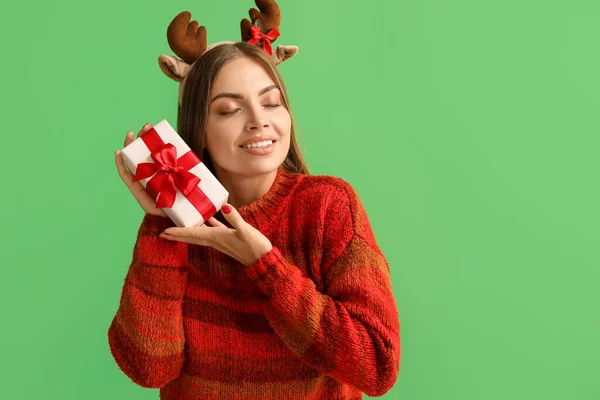 Bella Giovane Donna Corna Cervo Con Regalo Natale Sfondo Verde — Foto Stock