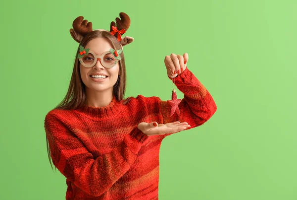 Yeşil Arka Planda Noel Dekoru Olan Güzel Genç Bir Kadın — Stok fotoğraf