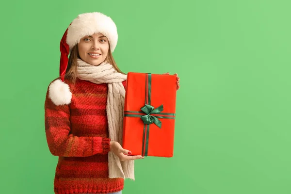 Beautiful Young Woman Santa Hat Big Christmas Gift Green Background — Stock Photo, Image