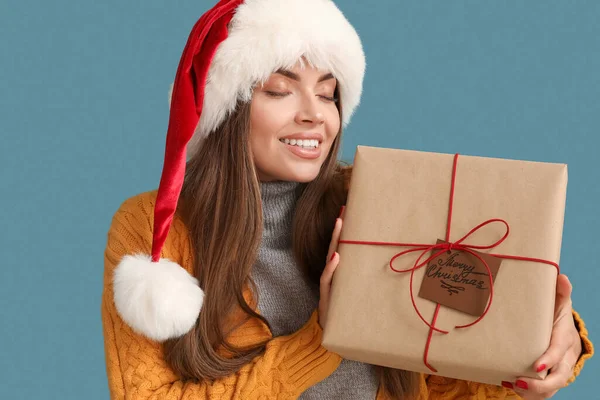 Mooie Jonge Vrouw Santa Hoed Met Kerstcadeau Blauwe Achtergrond — Stockfoto