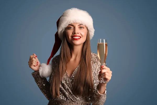 Jolie Jeune Femme Chapeau Père Noël Avec Verre Champagne Sur — Photo