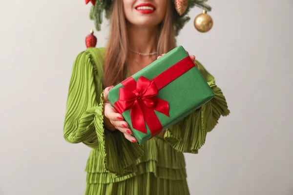 Mujer Joven Bonita Con Regalo Navidad Sobre Fondo Beige Primer —  Fotos de Stock
