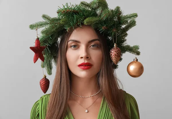 Csinos Fiatal Koszorú Karácsonyi Dekoráció Bézs Háttér — Stock Fotó