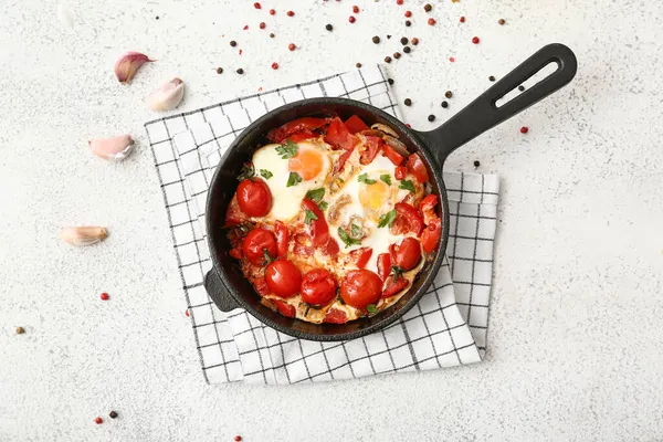 Beyaz arka planda lezzetli Shakshouka ile kızartma tavası