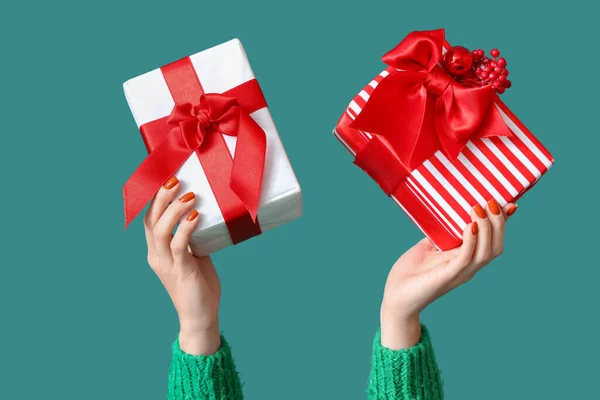 Woman Holding Christmas Gifts Green Background — Stock Photo, Image