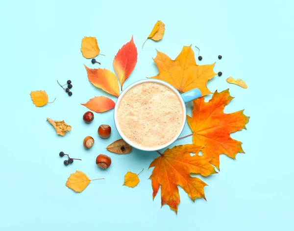 Herfst Compositie Met Kopje Koffie Blauwe Achtergrond — Stockfoto