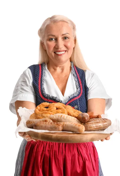 Bedårande Oktoberfest Kvinna Håller Platta Med Mat Vit Bakgrund — Stockfoto