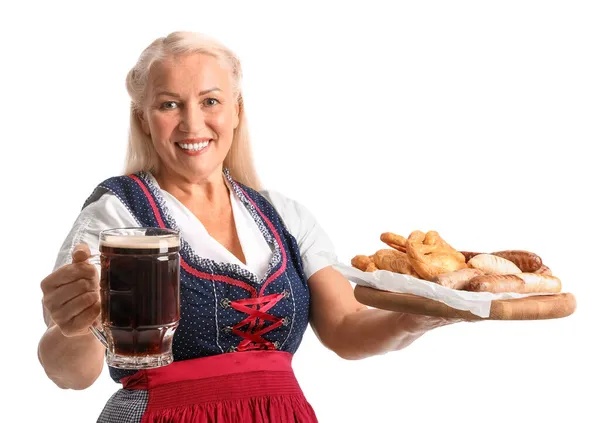 Αξιολάτρευτη Oktoberfest Γυναίκα Κρατώντας Πιάτο Φαγητό Και Μπύρα Λευκό Φόντο — Φωτογραφία Αρχείου