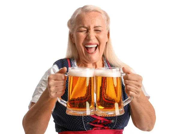 愛らしいオクトーバーフェストのウエイトレス笑いますとともにビールマグカップ上の白い背景 — ストック写真