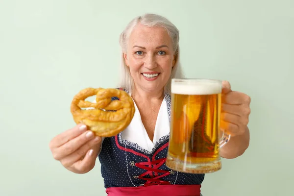 Adorável Oktoberfest Mulher Com Cerveja Pretzel Sobre Fundo Cor — Fotografia de Stock