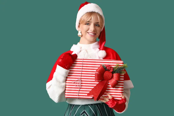 Hermosa Mujer Joven Sombrero Santa Con Regalo Navidad Fondo Color — Foto de Stock