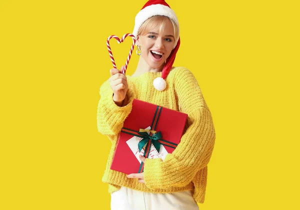 Noel Hediyesi Renkli Baston Şekerlerle Güzel Bir Genç Kadın — Stok fotoğraf