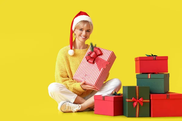 Beautiful Young Woman Santa Hat Christmas Gifts Color Background — Stock Photo, Image
