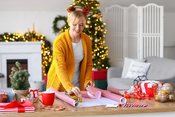 Beautiful Young Woman Packing Christmas Gift Home — Stock Photo, Image