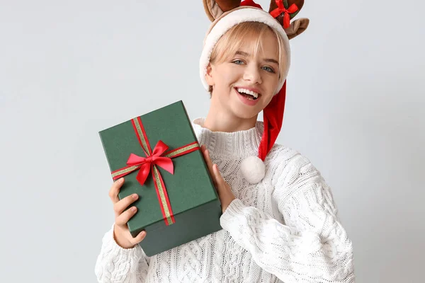 Belle Jeune Femme Avec Cadeau Noël Sur Fond Clair — Photo