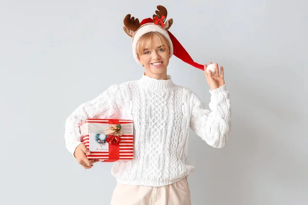 Schöne Junge Frau Mit Weihnachtsgeschenk Auf Hellem Hintergrund — Stockfoto