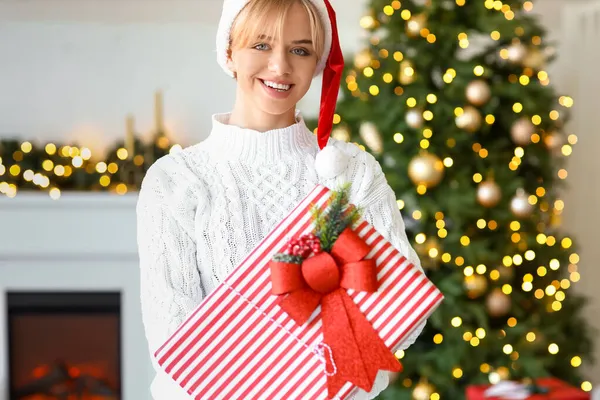 Mooie Jonge Vrouw Santa Hoed Met Kerstcadeau Thuis — Stockfoto