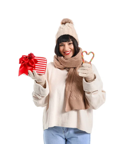 Hermosa Mujer Joven Con Regalo Navidad Bastones Caramelo Sobre Fondo —  Fotos de Stock