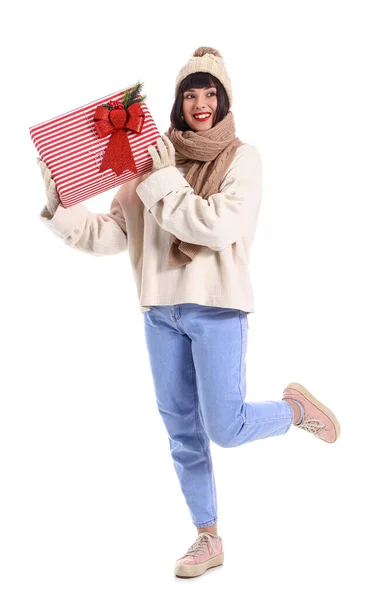 Красивая Молодая Женщина Подарком Рождество Белом Фоне — стоковое фото
