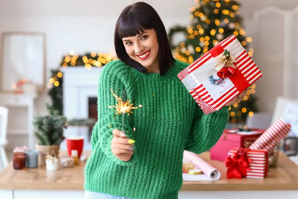 Beautiful Young Woman Christmas Gift Sparkler Home — Stock Photo, Image