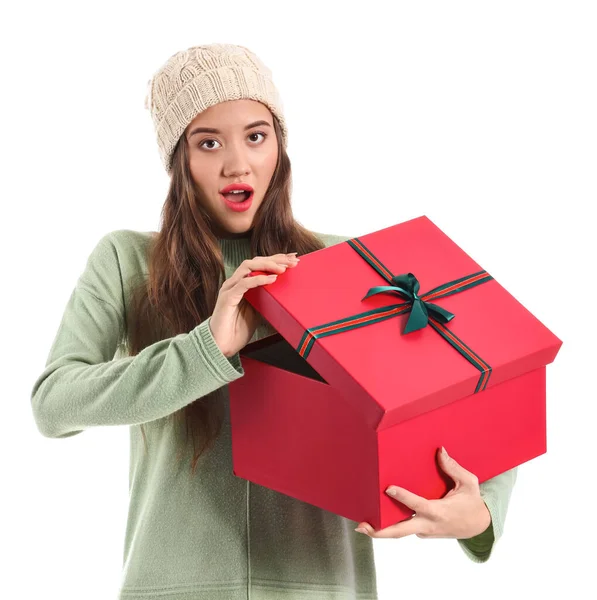 Удивлённая Девушка Рождественским Подарком Белом Фоне — стоковое фото