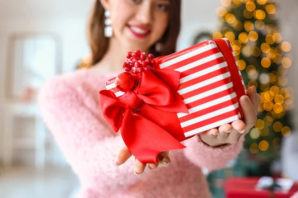 Mooie Jonge Vrouw Met Kerstcadeau Thuis — Stockfoto