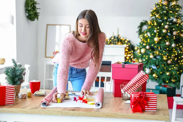 Schöne Junge Frau Verpackt Weihnachtsgeschenk Hause — Stockfoto