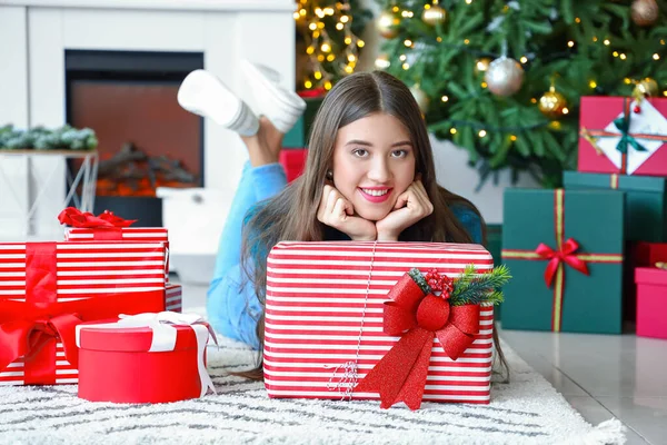Mooie Jonge Vrouw Met Kerstcadeaus Thuis — Stockfoto