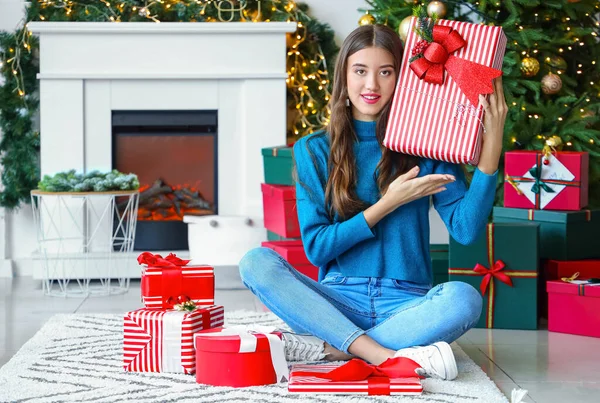 Mooie Jonge Vrouw Met Kerstcadeaus Thuis — Stockfoto