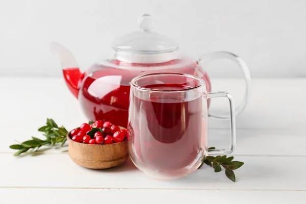 Glass Cup Tasty Lingonberry Tea Pot Fresh Berries Table — Stock Photo, Image