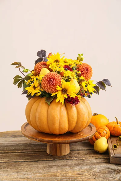 Schöner Herbststrauß Kürbis Auf Dem Tisch Vor Hellem Hintergrund — Stockfoto