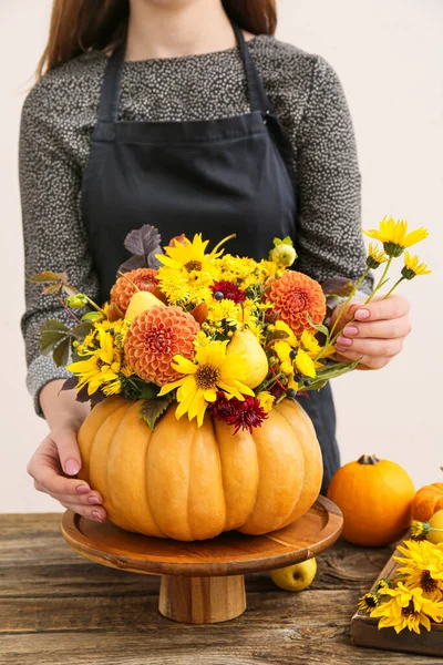 Floristin Zaubert Schönen Herbststrauß Aus Kürbis Auf Den Tisch — Stockfoto