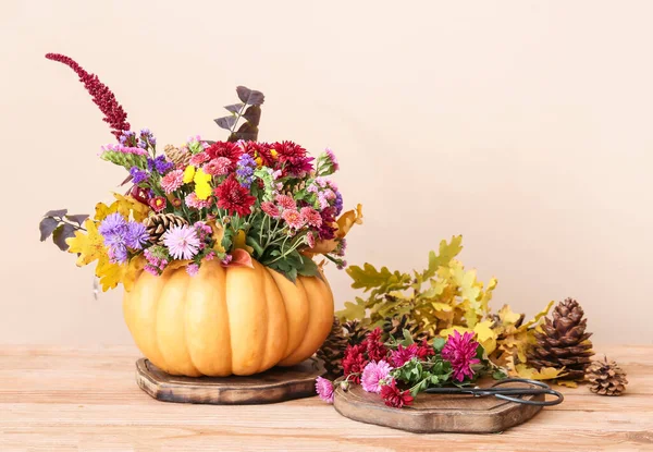 Schöner Herbststrauß Kürbis Auf Dem Tisch Vor Hellem Hintergrund — Stockfoto