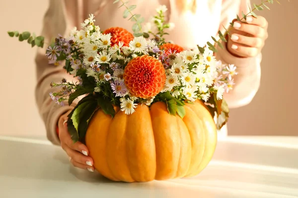 Female Florist Making Beautiful Autumn Bouquet Pumpkin Table — Stock Photo, Image