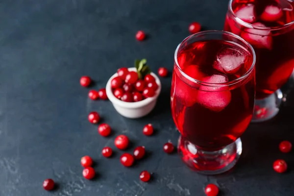 Glazen Koude Lingonberry Thee Donkere Achtergrond Close — Stockfoto