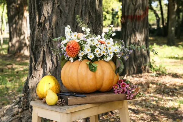 Beautiful Bouquet Autumn Flowers Pumpkin Table Outdoors — Stock Photo, Image