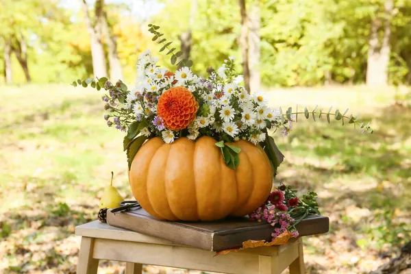 Schöner Strauß Herbstblumen Kürbis Auf Dem Tisch Freien — Stockfoto
