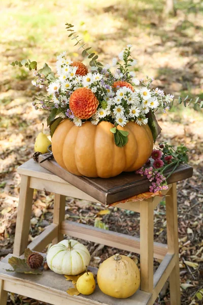 Schöner Strauß Herbstblumen Kürbis Auf Der Leiter Freien — Stockfoto