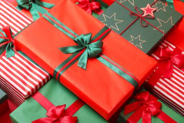 Arkaplan olarak birçok hediye kutusu