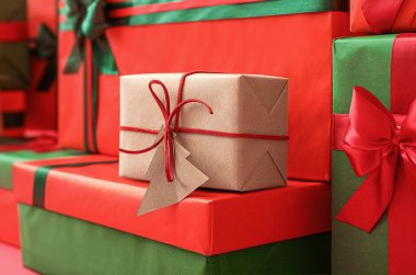 Noel için bir sürü farklı hediye kutusu.