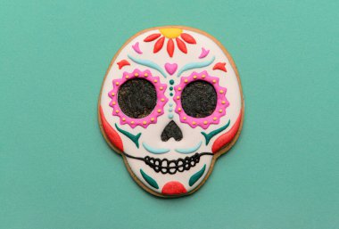 Mavi arka planda kafatası şeklinde kurabiye. El Dia de Muertos