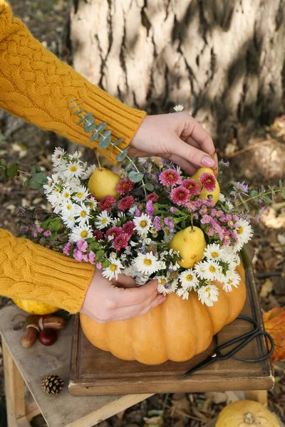 Frau Bastelt Schönen Strauß Herbstblumen Freien — Stockfoto