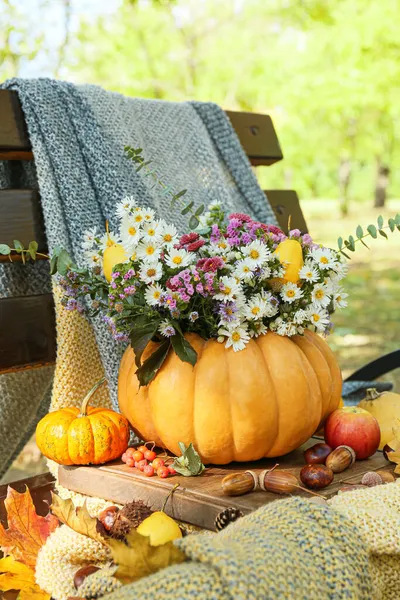 Schöner Strauß Herbstblumen Kürbis Auf Bank Freien — Stockfoto