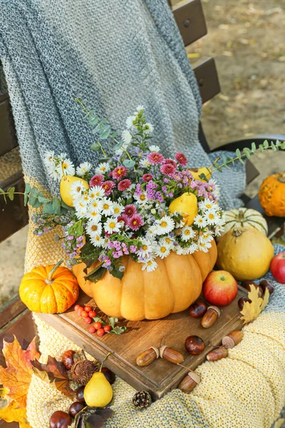 Schöner Strauß Herbstblumen Kürbis Auf Bank Freien — Stockfoto