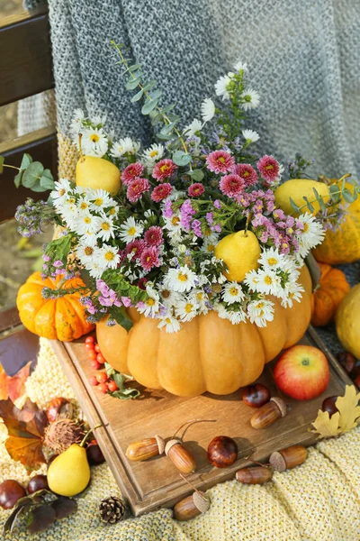 Schöner Strauß Herbstblumen Kürbis Auf Bank Freien — Stockfoto